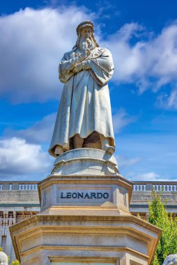 İtalya 'nın Milano kentindeki Leonardo da Vinci heykelinin manzarası