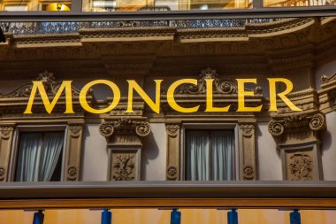 Galleria Vittorio Emanuele II, Milano, İtalya 'daki Moncler mağazasının manzarası. En eski aktif alışveriş galerisi ve Milano 'nun önemli bir simgesidir..