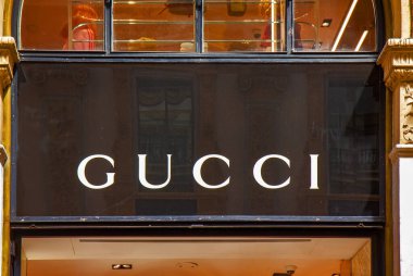 Galleria Vittorio Emanuele II, Milano, İtalya 'daki Gucci mağazasının manzarası. En eski aktif alışveriş galerisi ve Milano 'nun önemli bir simgesidir..