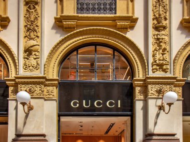 Galleria Vittorio Emanuele II, Milano, İtalya 'daki Gucci mağazasının manzarası. En eski aktif alışveriş galerisi ve Milano 'nun önemli bir simgesidir..