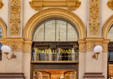 Galleria Vittorio Emanuele II, Milano, İtalya 'daki Fratelli Prada mağazasının manzarası. En eski aktif alışveriş galerisi ve Milano 'nun önemli bir simgesidir..
