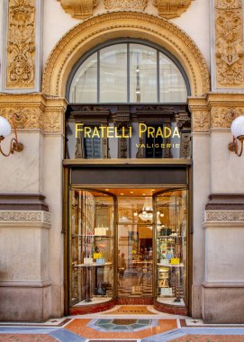 Galleria Vittorio Emanuele II, Milano, İtalya 'daki Fratelli Prada mağazasının manzarası. En eski aktif alışveriş galerisi ve Milano 'nun önemli bir simgesidir..