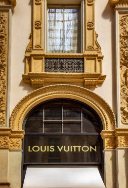 Galleria Vittorio Emanuele II, Milano, İtalya 'daki Louis Vuitton mağazasının manzarası. En eski aktif alışveriş galerisi ve Milano 'nun önemli bir simgesidir..