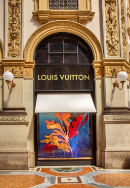 Galleria Vittorio Emanuele II, Milano, İtalya 'daki Louis Vuitton mağazasının manzarası. En eski aktif alışveriş galerisi ve Milano 'nun önemli bir simgesidir..