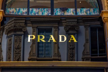 Galleria Vittorio Emanuele II, Milano, İtalya 'daki Prada mağazasının manzarası. En eski aktif alışveriş galerisi ve Milano 'nun önemli bir simgesidir..