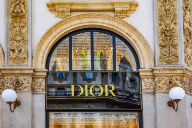 Galleria Vittorio Emanuele II 'deki Dior mağazasının görüntüsü, Milano, İtalya. En eski aktif alışveriş galerisi ve Milano 'nun önemli bir simgesidir..