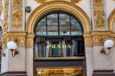 Galleria Vittorio Emanuele II, Milano, İtalya 'daki Prada mağazasının manzarası. En eski aktif alışveriş galerisi ve Milano 'nun önemli bir simgesidir..