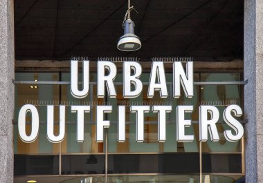 İtalya 'nın Milano kentindeki Urban Outfitters mağazasının işareti.