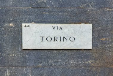 Milan, İtalya 'da duvarda sokak tabelası var. Detaylar.