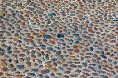 Milano, İtalya 'nın merkezinde Renkli Çakıl Taşı Yolu