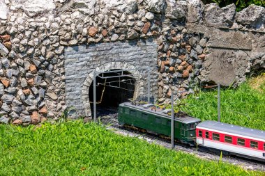 Minyatür Tren Taş Tüneli 'ne giriyor.