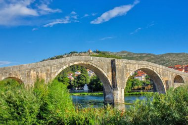 Trebinje yakınlarındaki Trebisnjica Nehri üzerindeki Arslanagic Köprüsü - Bosna-Hersek