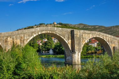 Trebinje yakınlarındaki Trebisnjica Nehri üzerindeki Arslanagic Köprüsü - Bosna-Hersek
