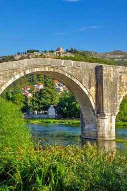 Trebinje yakınlarındaki Trebisnjica Nehri üzerindeki Arslanagic Köprüsü - Bosna-Hersek