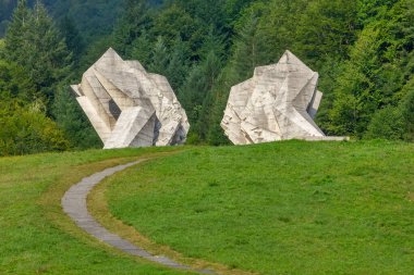 Tjentiste (Kahramanlar Vadisi 'ndeki) anıt, 2. Dünya Savaşı' nda Sutjeska - Bosna-Hersek Muharebesi 'nde özgürlük için savaşırken hayatını kaybeden askerleri temsil ediyor.