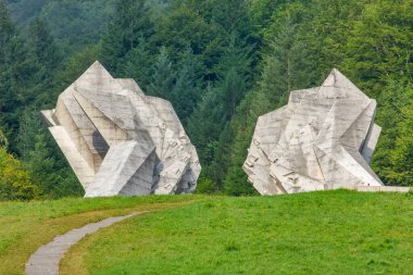 Tjentiste (Kahramanlar Vadisi 'ndeki) anıt, 2. Dünya Savaşı' nda Sutjeska - Bosna-Hersek Muharebesi 'nde özgürlük için savaşırken hayatını kaybeden askerleri temsil ediyor.