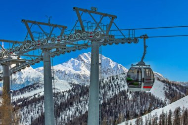 Manzaralı Gondol Gezisi Dağlarda