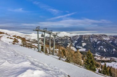 Alp dağlarında manzaralı gondol gezisi