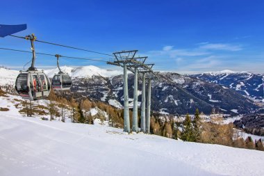 Alp dağlarında manzaralı gondol gezisi