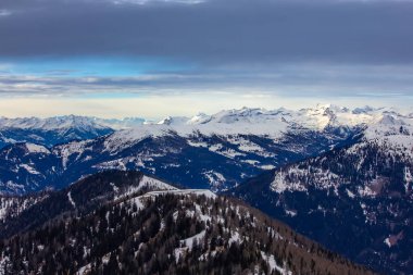 Bad Kleinkircheim 'de Buzul Gölü ile Karlı Alp Manzarası