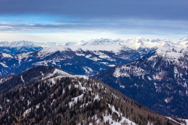 Bad Kleinkircheim 'de Buzul Gölü ile Karlı Alp Manzarası