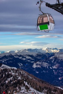 Alp Dağlarında Sahne Gondol Turu