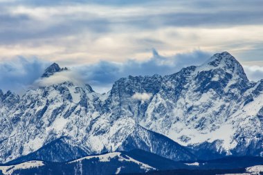 Mavi Gök Altında Karlı Alp Dağı Tepeleri