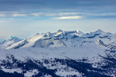 Mavi Gök Altında Karlı Alp Dağı Tepeleri