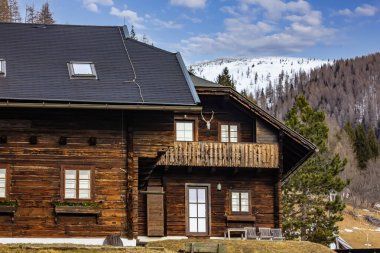 Karlı Alp Dağları 'ndaki Kırsal Kulübe