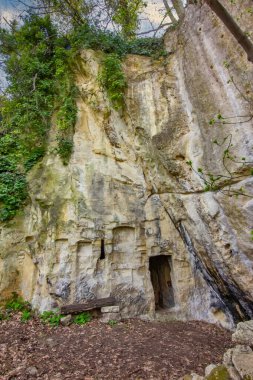 Novi Sad yakınlarındaki Fruska gora dağında Dini Simgelerle Antik Mağara Tapınağı