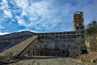 Eski taş ocağındaki terk edilmiş sanayi tesisi