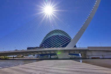 İspanya Valencia 'da Güneş Altında Köprü ve Modern Mimarlık