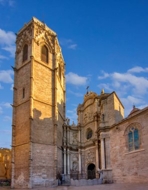 Burası Valencia Katedrali (Valencia Katedrali) ve şehrin en ünlü simgelerinden biri olan Miguelete Kulesi (El Micalet).