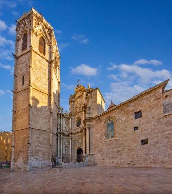 Burası Valencia Katedrali (Valencia Katedrali) ve şehrin en ünlü simgelerinden biri olan Miguelete Kulesi (El Micalet).