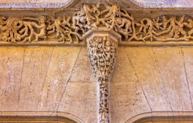 Lonja de la Seda Valencia, İspanya 'da Valencia' da geç dönem Gotik tarzı bir sivil binadır.