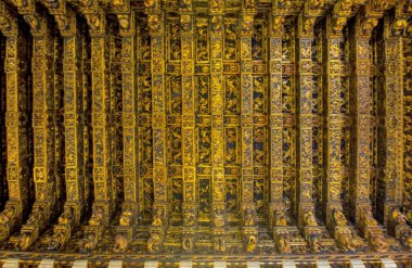 Valencia 'daki Lonja şatosunun tarihi salonunda ahşap tavanı süsleyin.