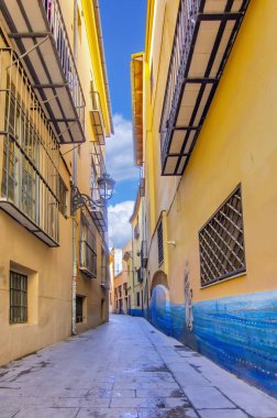 Valencia 'nın canlı mimarisi ve şehir güzelliğinin sergilendiği pitoresk bir sokak..