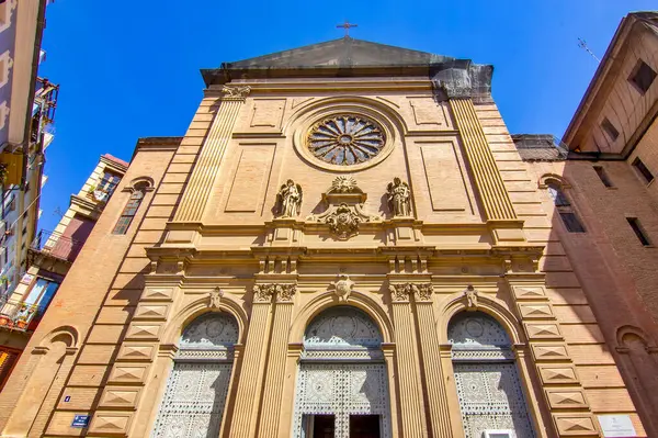 İsa 'nın Kutsal Yüreği Kilisesi Valencia heykel ve gül pencereli tarihi bir cephe