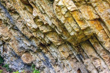 jeolojik çıkıntılar cretaceous kireçtaşı, alüvyon taşı ve kil taşı katmanlarını sergiliyor.