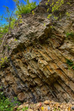 jeolojik çıkıntılar cretaceous kireçtaşı, alüvyon taşı ve kil taşı katmanlarını sergiliyor.