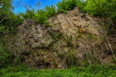 jeolojik çıkıntılar cretaceous kireçtaşı, alüvyon taşı ve kil taşı katmanlarını sergiliyor.