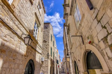 Hırvatistan 'ın Dubrovnik kentindeki dar sokağa bak