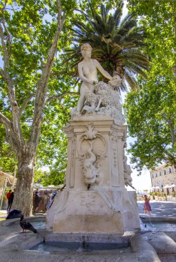 Dubrovnik 'teki Amerling Çeşmesi' ne, bereketli ağaçlar ve şehir hayatı ile çevrili bir satir ve perinin barok tarzı heykeli taçlandırıldı.