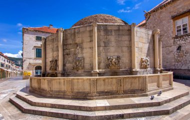 Hırvatistan 'ın Dubrovnik kentindeki büyük Onofrio çeşmesinin manzarası