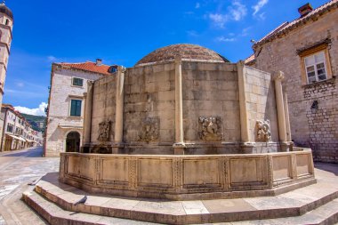 Hırvatistan 'ın Dubrovnik kentindeki büyük Onofrio çeşmesinin manzarası