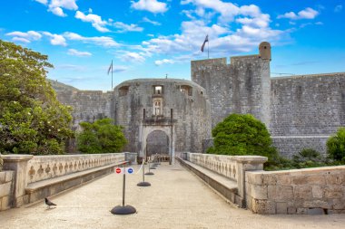 Hırvatistan 'ın Dubrovnik kentindeki önemli bir ortaçağ kalesi olan Bokar Kalesi' nin önü. Taş duvarları, tarihi kapısı ve eski kente açılan yaya köprüsü..