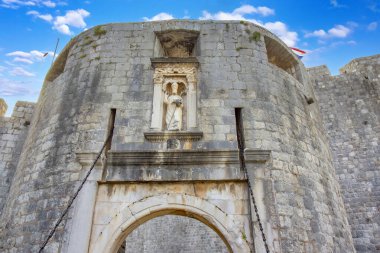 Hırvatistan 'ın Dubrovnik kentindeki önemli bir ortaçağ kalesi olan Bokar Kalesi' nin önü. Taş duvarları, tarihi kapısı ve eski kente açılan yaya köprüsü..