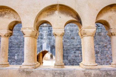 Dubrovnik, Hırvatistan: Mimari simgelere sahip antik taş inşa edilmiş tarihi şehir.
