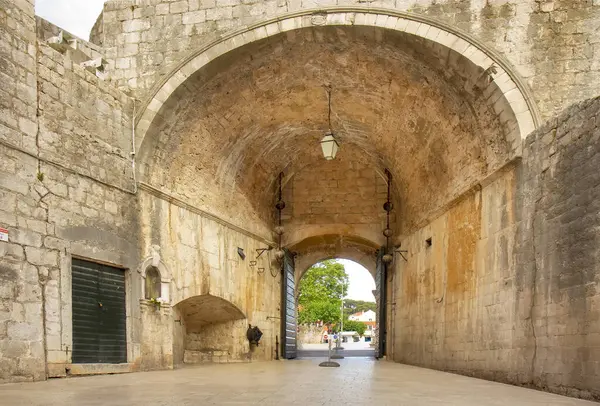 Hırvatistan 'ın Dubrovnik kentindeki uzun süreli işçiliğin sergilendiği büyük bir ortaçağ taş girişi.