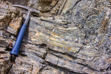 Çekiçle Jeolojik Karşıtlık Katlandı